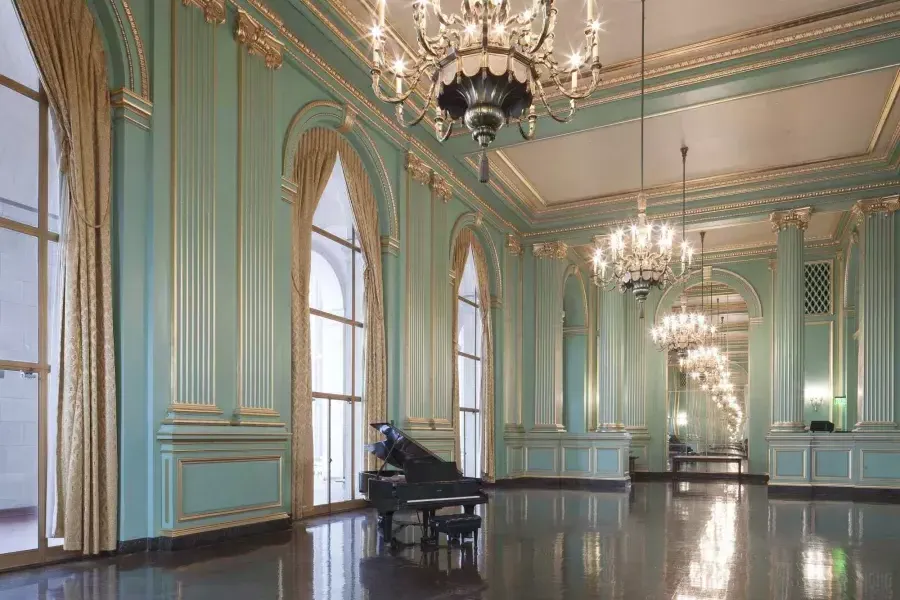 Ornate Green Room of the San Francisco War Memorial & 表演艺术中心.