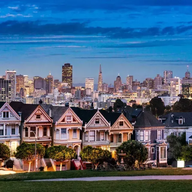 阿拉莫广场(Alamo Square)著名的彩绘女士们在贝博体彩app天际线(San Francisco skyline)的黄昏时分被描绘出来.